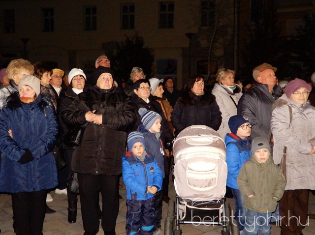 Fellobant az első gyertya lángja 46